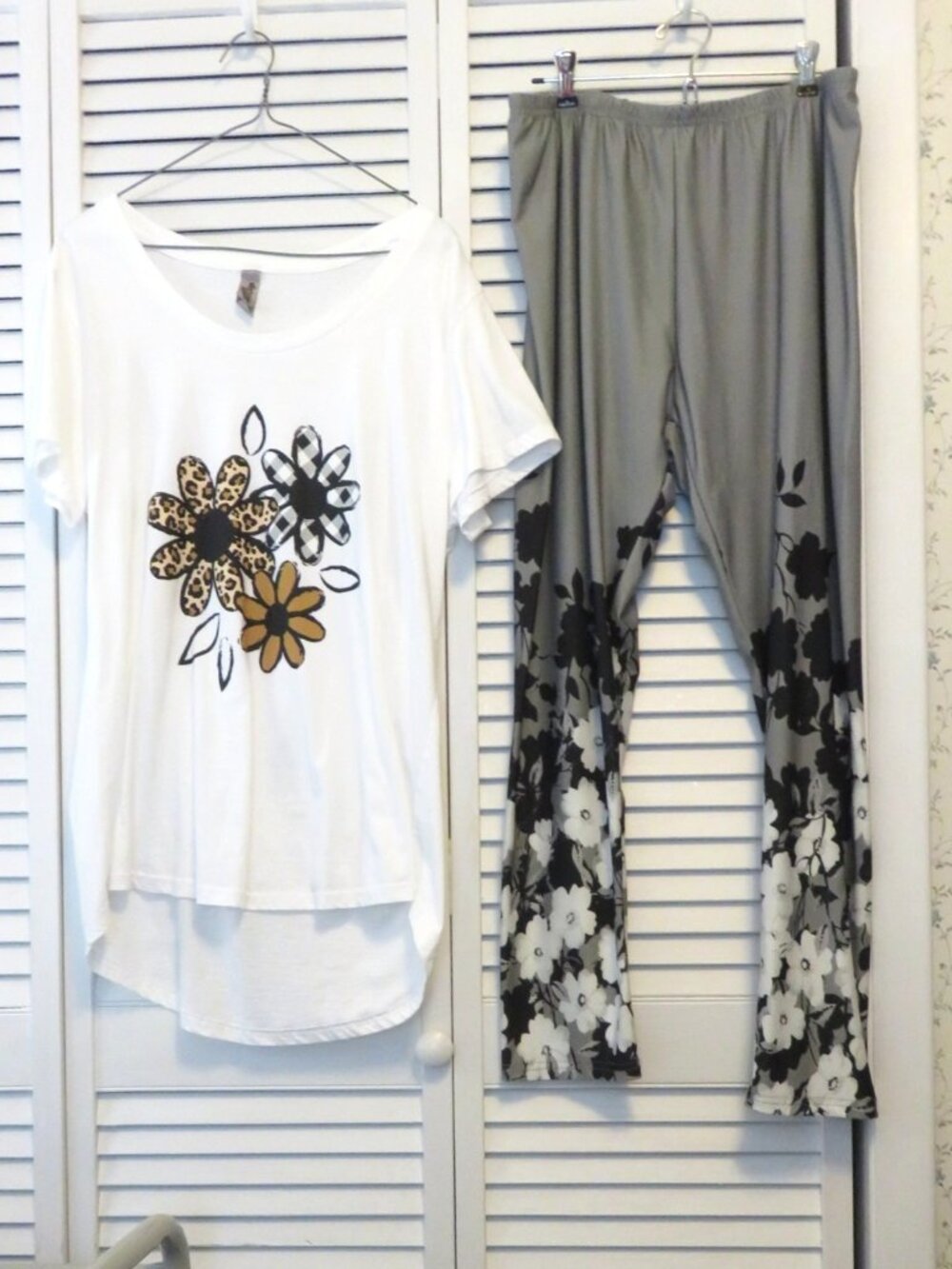 Size 1X White Fitted Short Sleeve Flower Tunic Top and Grey Floral Pants